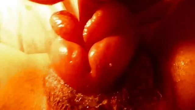 Adolescente cachonda xxx con subtitulos se masturba su coño apretado en casa
