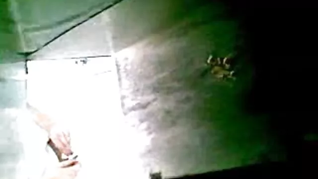 Chica de video porno en sub español culo sexy monta un consolador enorme y chorros