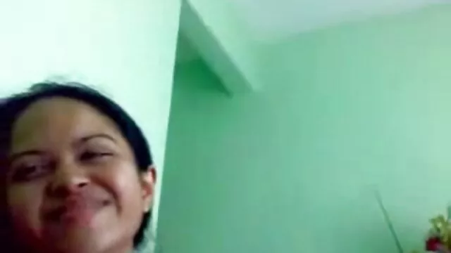 Amateur juega con un enorme xnxx sub en español consolador y espéculo