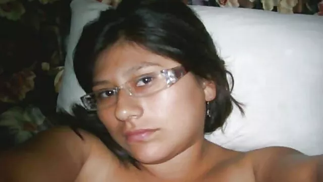 Maya Kendrick Adolescente amateur muestra un coño hentaisub español peludo en un minigolf