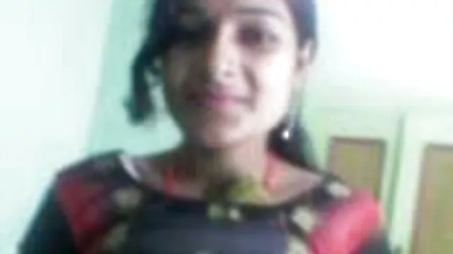 Adolescente en pijama masturbándose ver porno sub