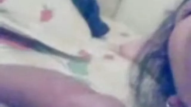 Squirter babe COÑO videos hentai sub español sin censura follada en sofá por chico