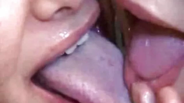 Sensual escena lésbica de Sapphix con subtitulado xxx Henessy y Jemma